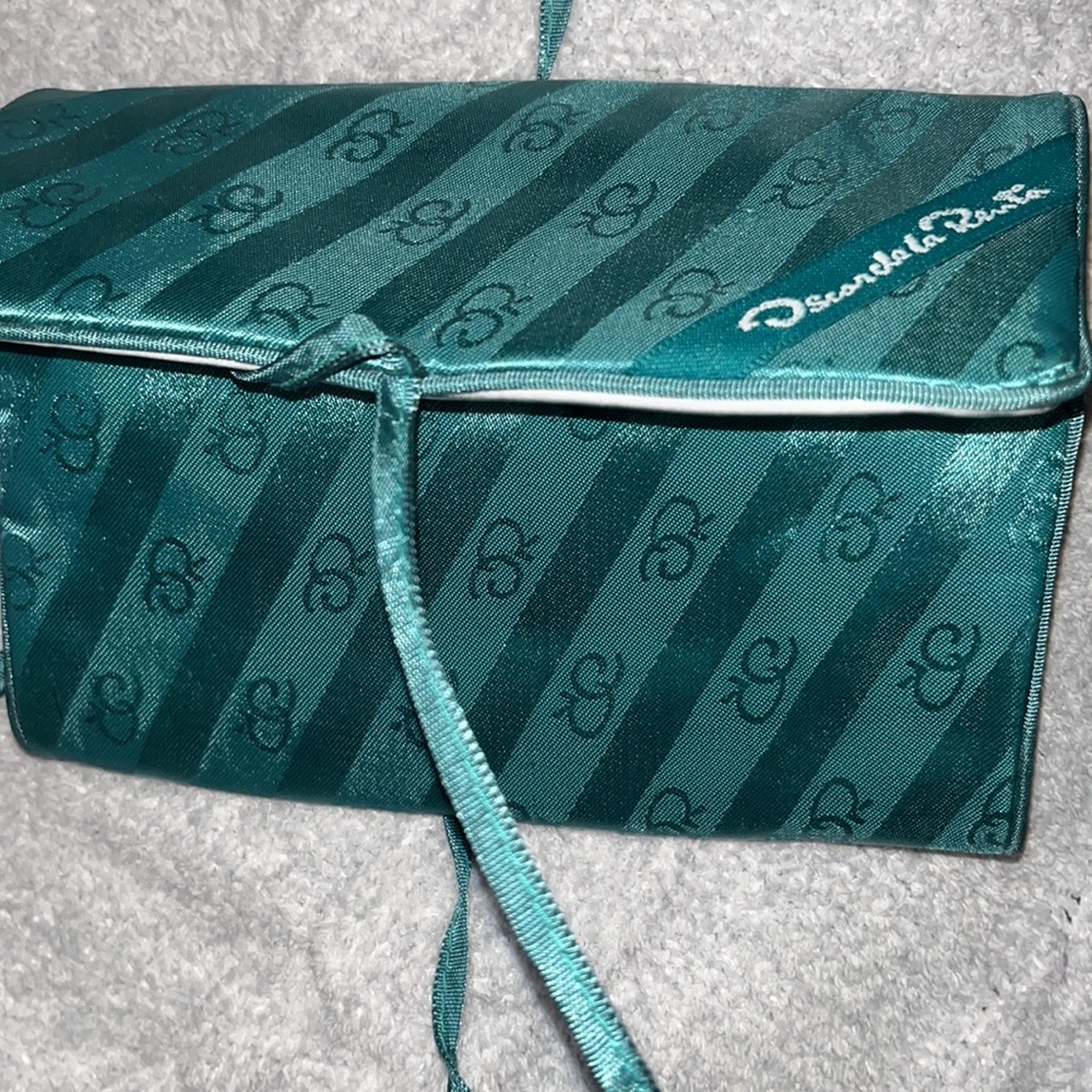 Oscar de la Renta inspired travel bag fashion universal tri fold.